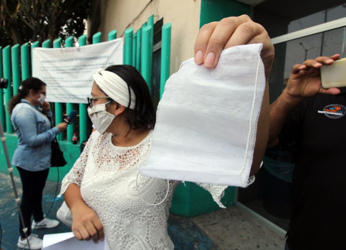 Veracruz, Ver.- Personal médico del  IMSS No.71, en el puerto de Veracruz, muestran la mala calidad de los cubrebocas que les proporcionaron para protegerse del Covid-19. Foto: Victor Yañez/ Avc Noticias 