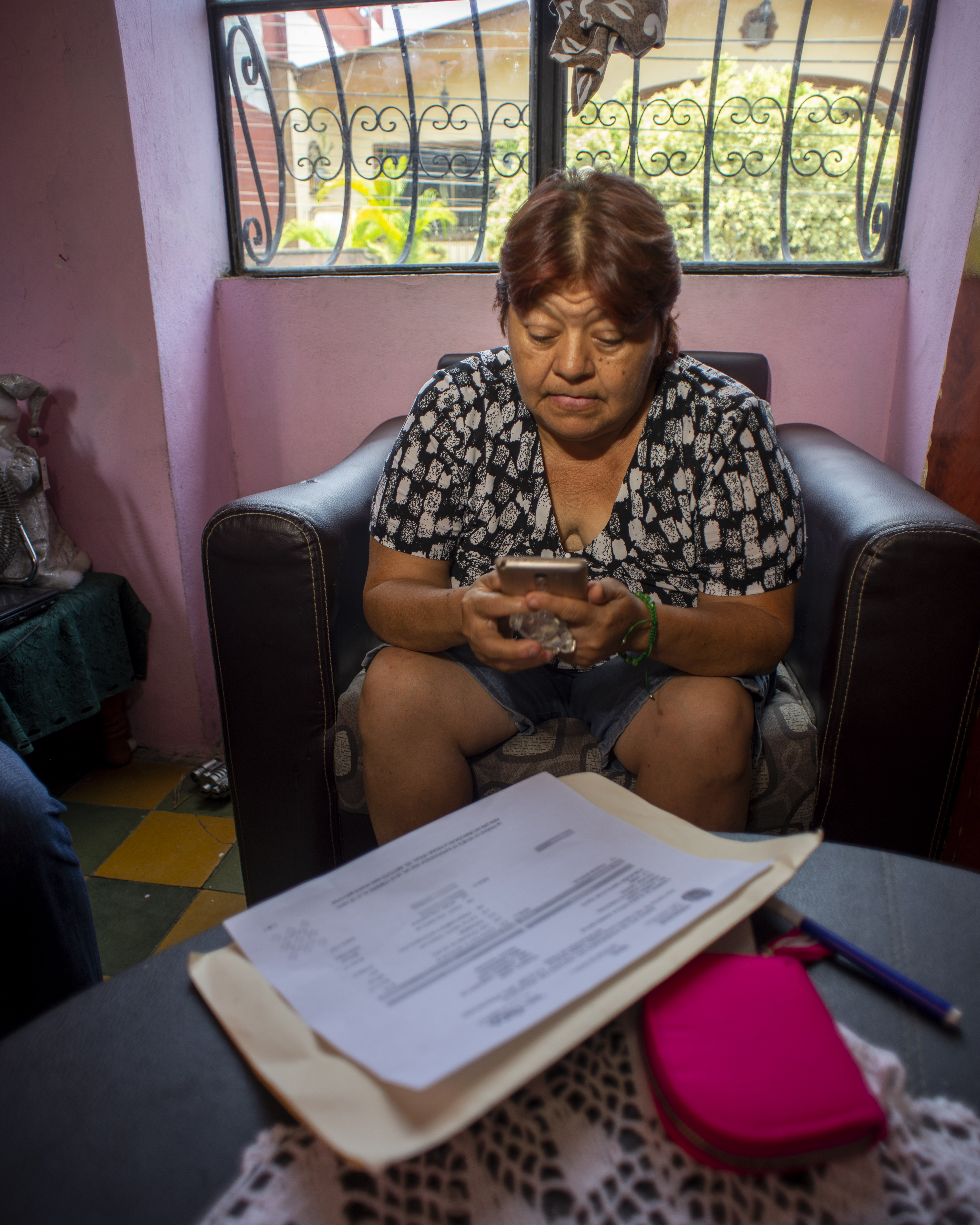 Blanca Estela Juárez Matus, profesora de 62 años, jubilada y diabética, cobra apenas el 20 por ciento de sus ingresos, mientras el resto se lo quedan financieras en donde solicitó créditos. 